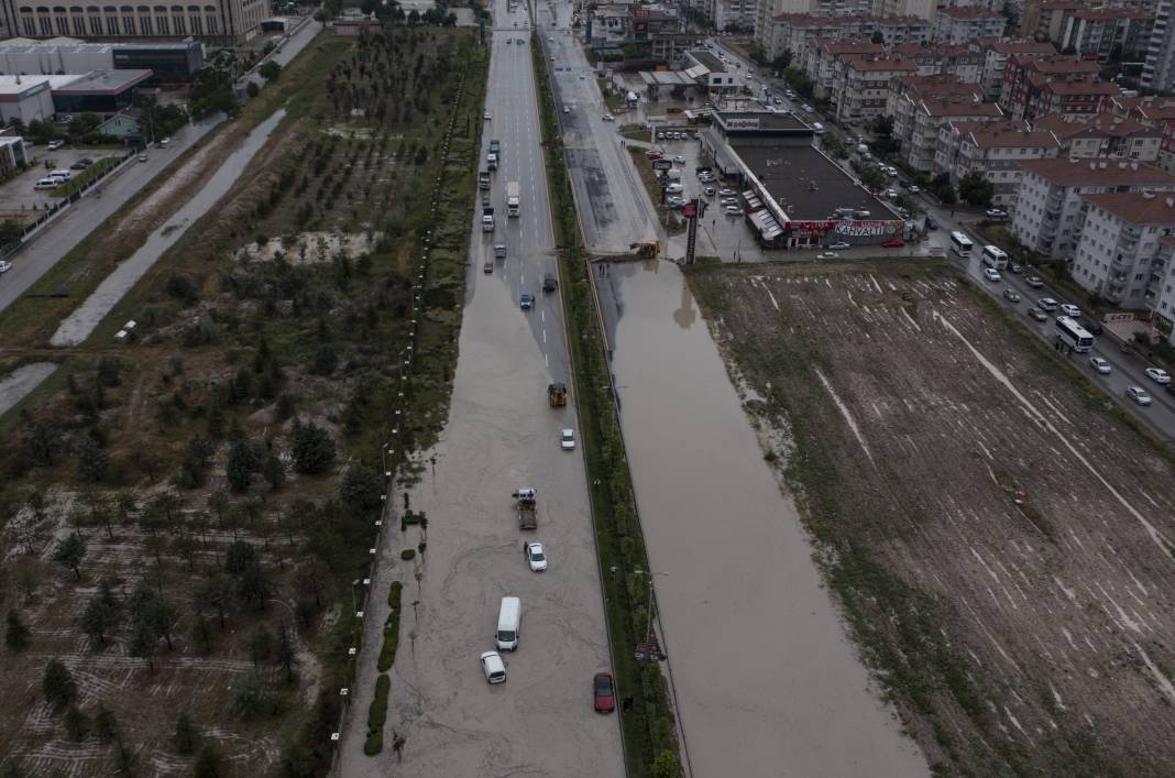 Suyla dolan araçların içini pet şişelerle boşaltmaya çalıştılar! Caddeler göle döndü arabalar suya gömüldü 42